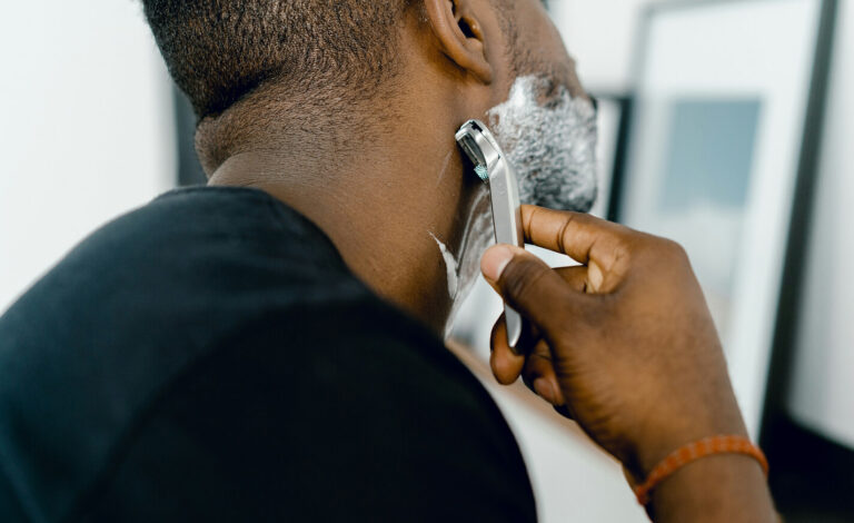 Man shaving his neck causing folliculitis